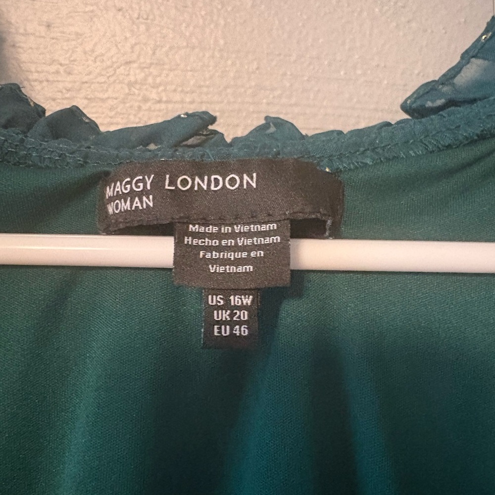 Chic Green Long Sleeve Dress with Gold Patterns - Picture 3 of 4